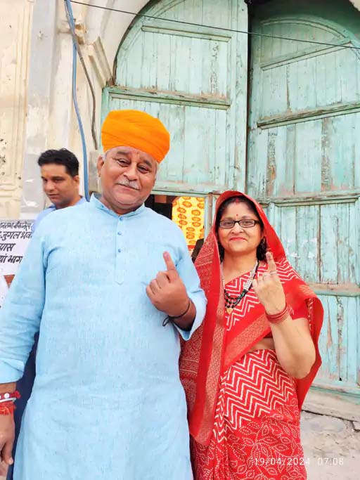 बीकानेर वेस्ट के विधायक जेठानंद व्यास ने किया मतदान