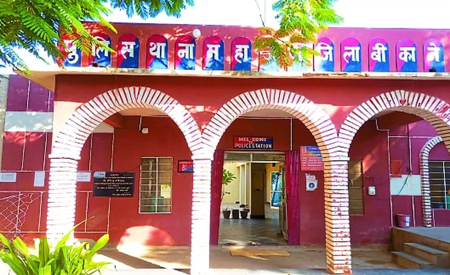 पानी के मामले को लेकर युवक को भरे बाजार में लाठियों से पीटा