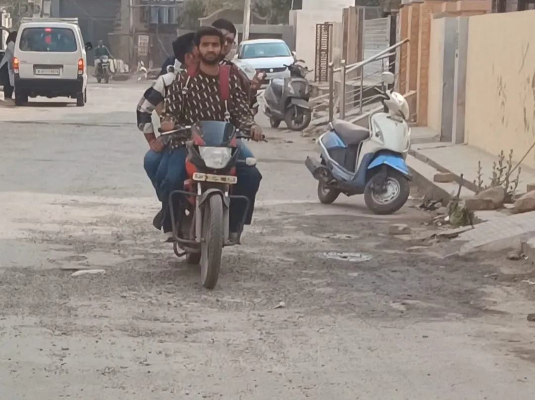 सडक़ ऐसी बनाई कि एक महिने ही नहीं चली, जगह जगह से  उखड़ गई, देखे वीडियों