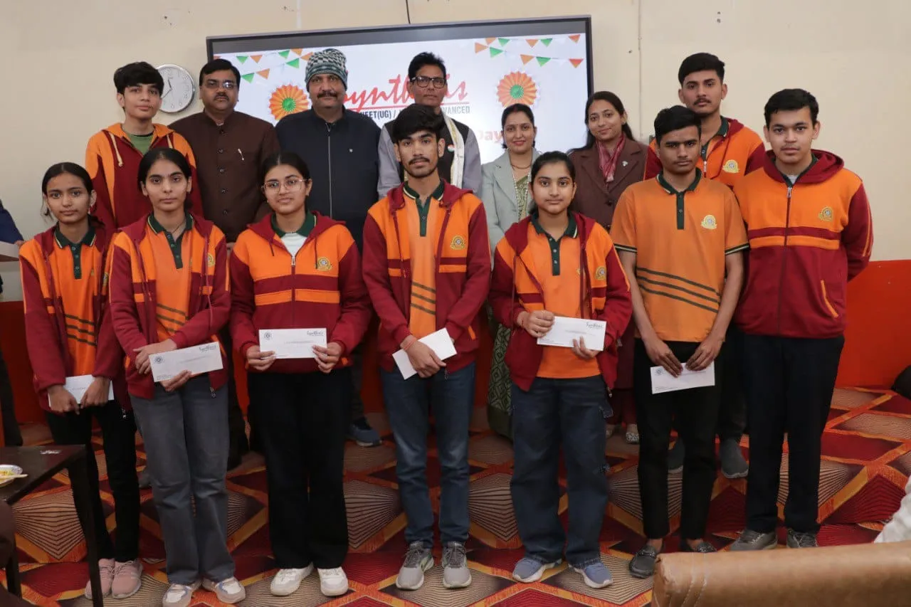 सिंथेसिस में 77वां गणतंत्र दिवस गरिमापूर्वक मनाया गया और टोपर्स को कैश प्राइज दिये गये