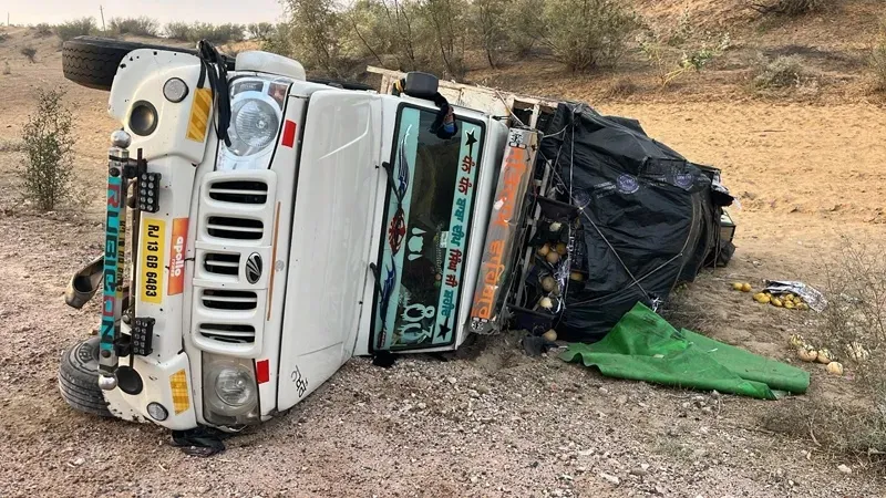 बीकानेर: टायर फटने से पलटी फल से भरी पिकअप, चालक सुरक्षित