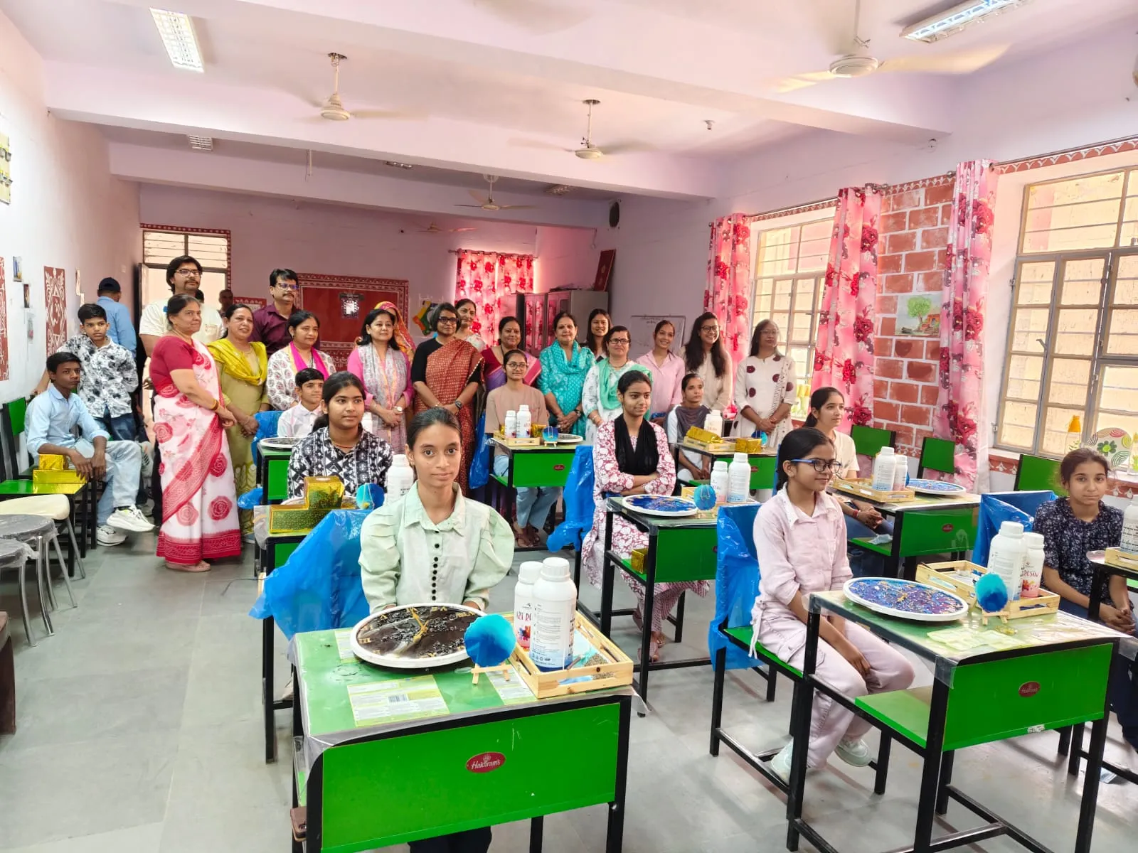 रेजिन आर्ट प्रशिक्षण का समापन, विशेष योग्यताधारी बालिकाओं को किट वितरण एवं संवाद कार्यक्रम आयोजित