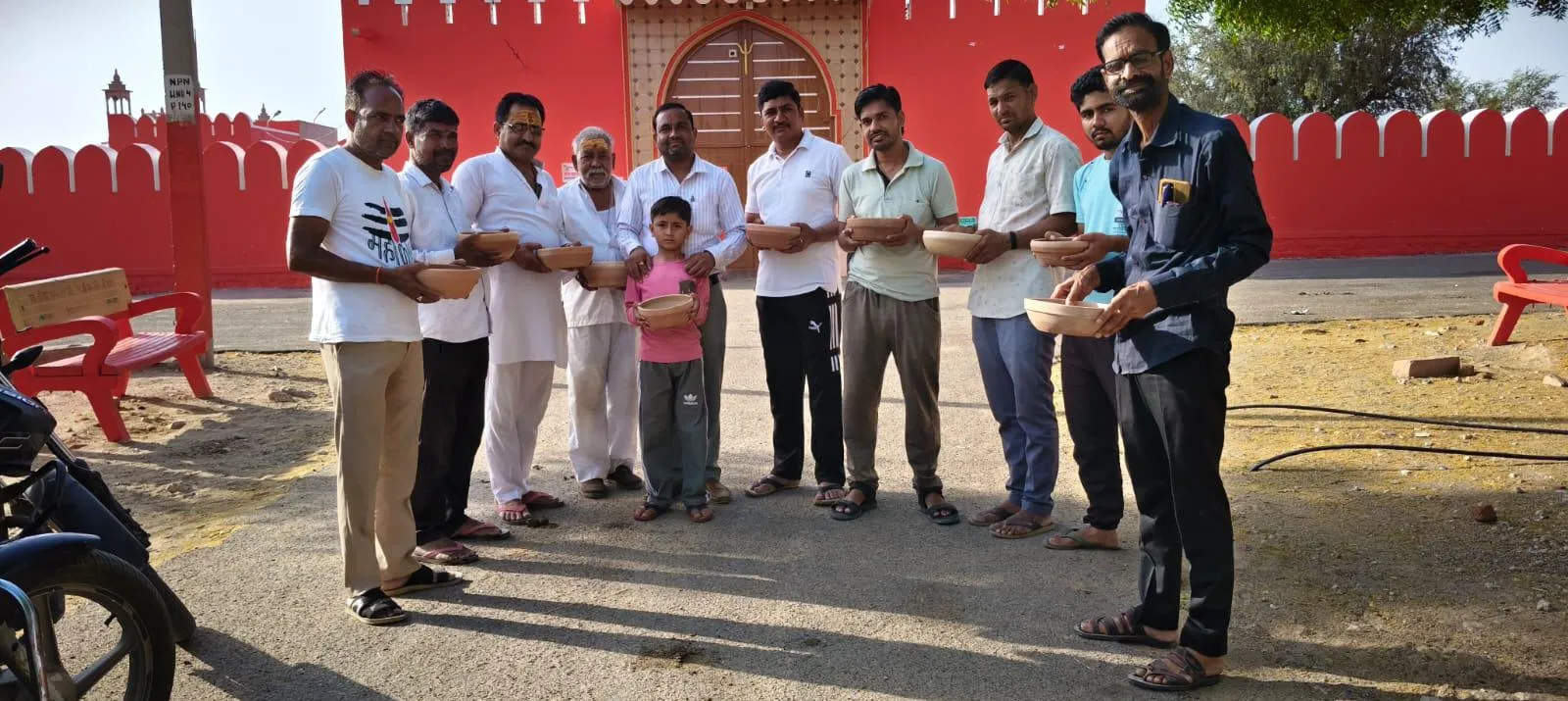 भीषण गर्मी में मानवता की मिसाल: विप्र सेना नोखा ने बेजुबान पक्षियों के लिए लगाए पालसिये