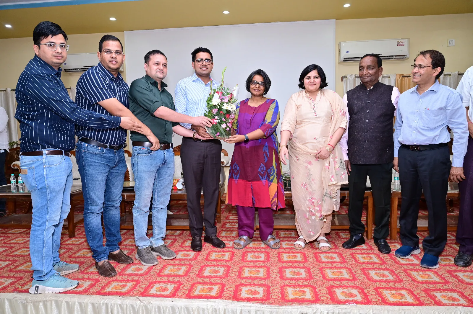 बीकानेर जिला उद्योग संघ सभागार में पूर्व जिला कलेक्टर नम्रता वृष्णि और जिला परिषद के पूर्व मुख्य कार्यकारी अधिकारी सोहनलाल को दी भावभीनी विदाई