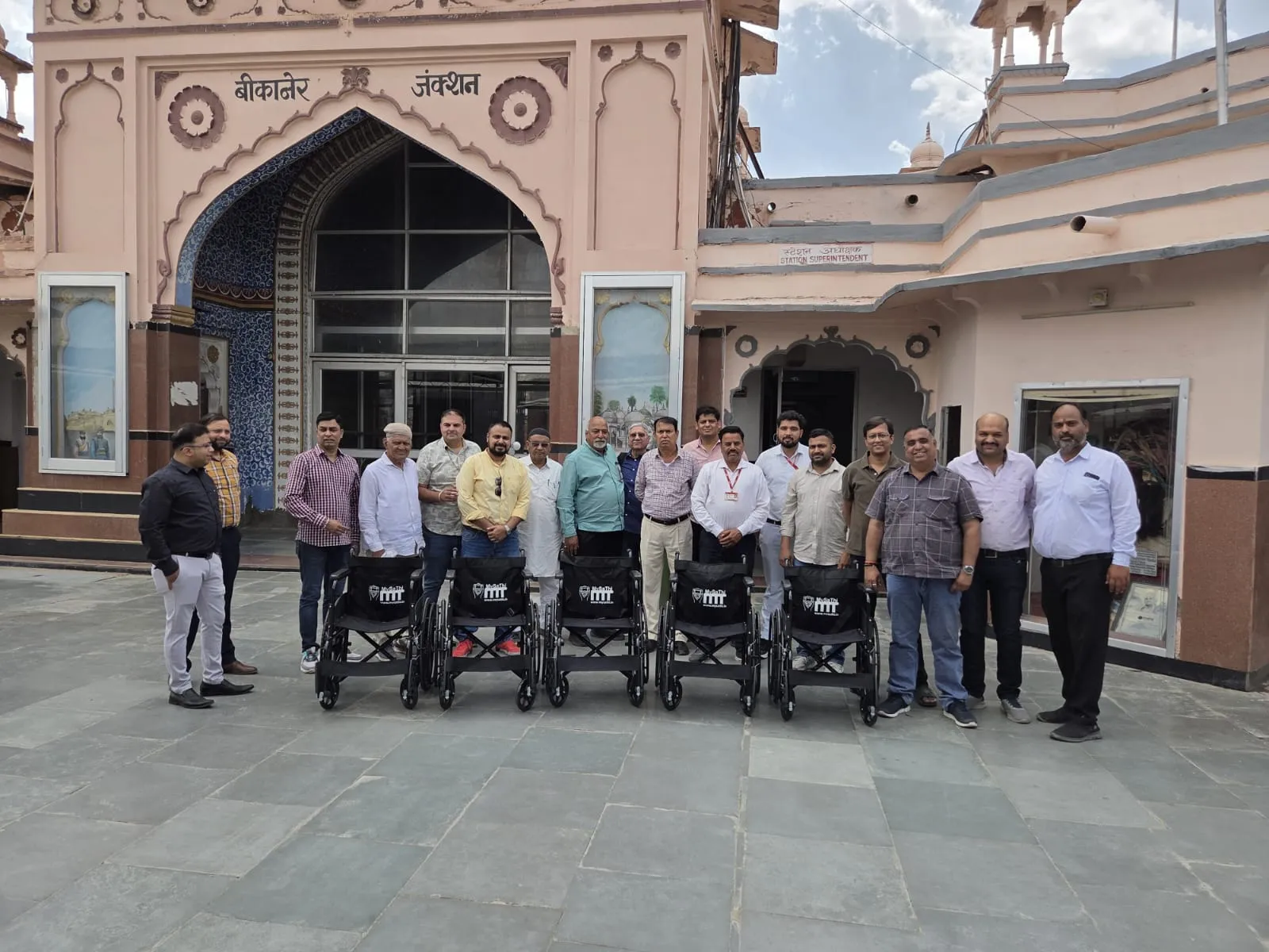 बीकानेर रेलवे स्टेशन को CSR के तहत मिली 5 व्हीलचेयर, यात्रियों को मिलेगी बड़ी राहत