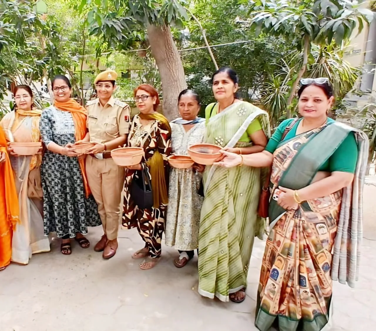 इंसानों के साथ पशु पक्षियों के लिए भी दाना पानी की व्यवस्था करना मानवीय धर्म - कामिनी विमल भोजक मैया