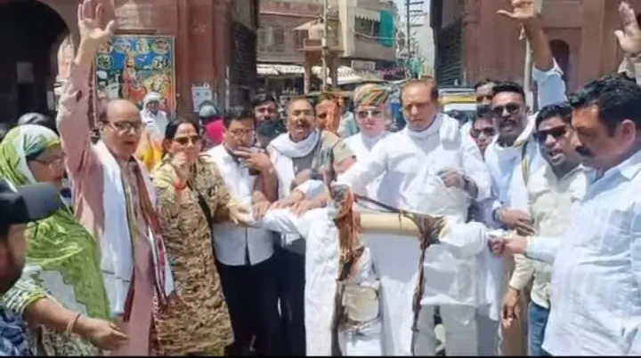 बीकानेर में कांग्रेस का प्रदर्शन: सचिन पायलट पर टिप्पणी के विरोध में पुतला दहन