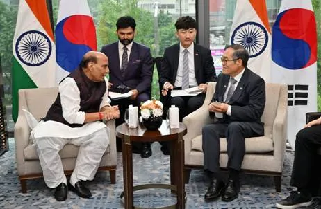 रक्षा मंत्री राजनाथ सिंह ने दक्षिण कोरिया के सियोल में अपने समकक्ष के साथ द्विपक्षीय वार्ता की