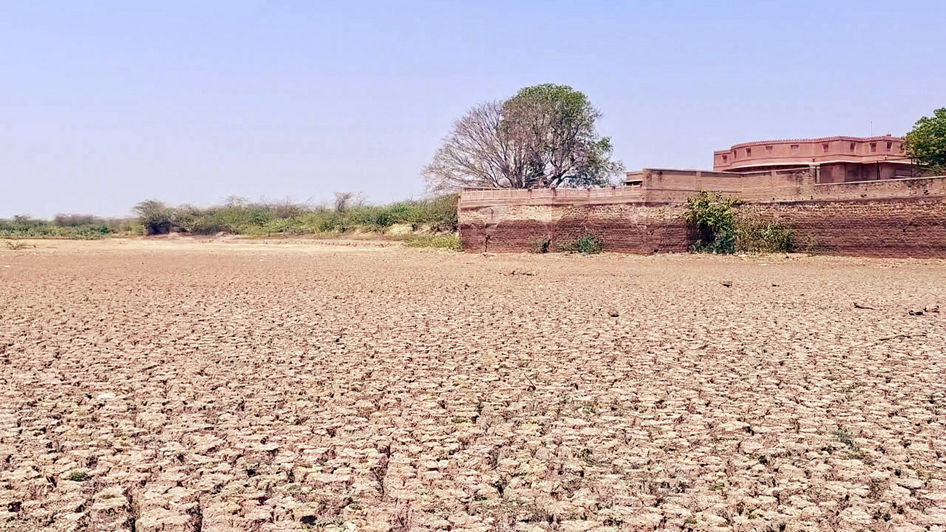 कोडमदेसर तालाब सूखा, जर्जर दीवारों से हादसे की संभावना