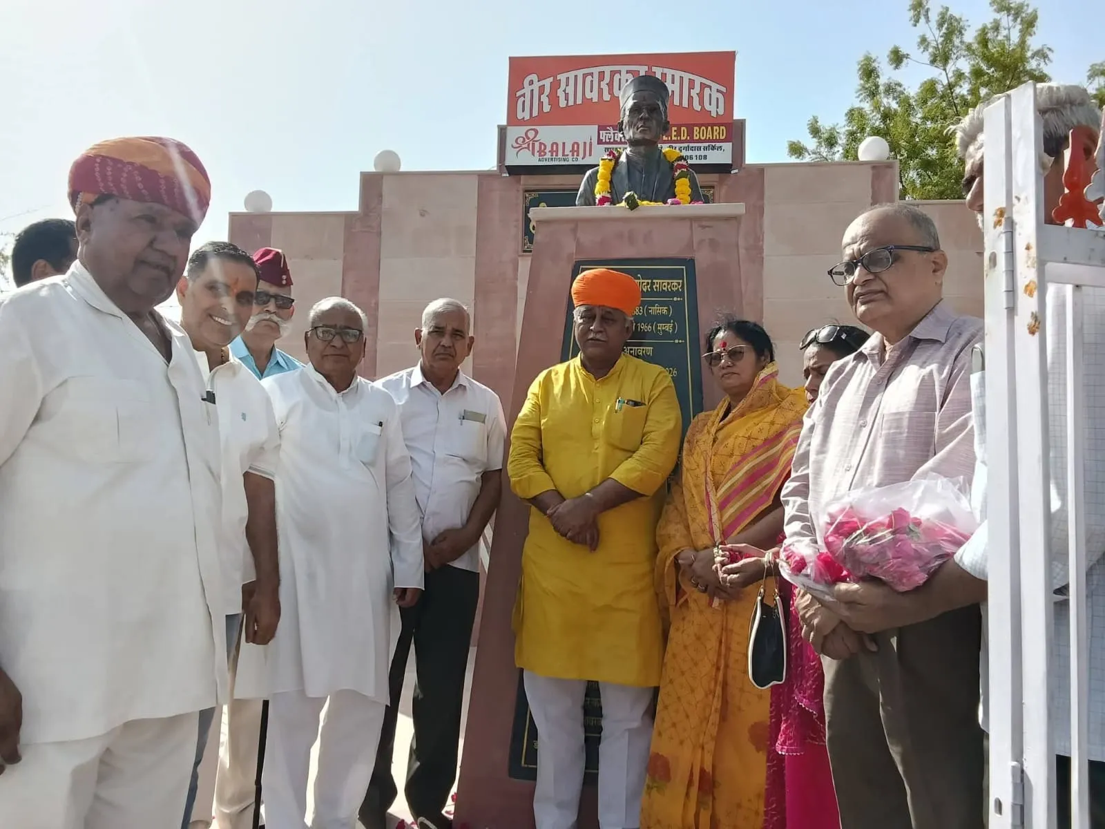 वीर सावरकर की 143वीं जन्मजयंती पर विचार गोष्ठी और पुष्पांजलि कार्यक्रम का आयोजन सावरकर के व्यक्तित्व और कृतित्व पर चर्चा के साथ किया पुण्य स्मरण