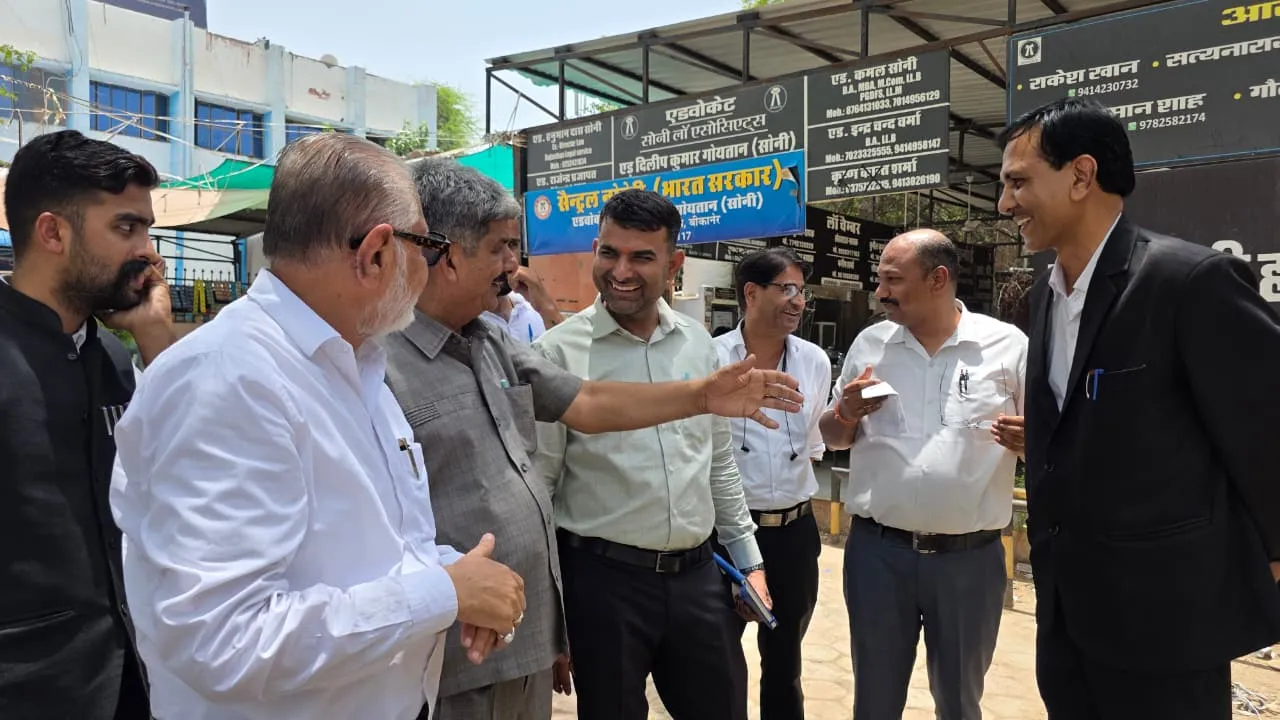 पुराने न्यायालय परिसर में जलभराव से वकीलों और पक्षकारों को परेशानी, बार एसोसिएशन ने सौंपा ज्ञापन