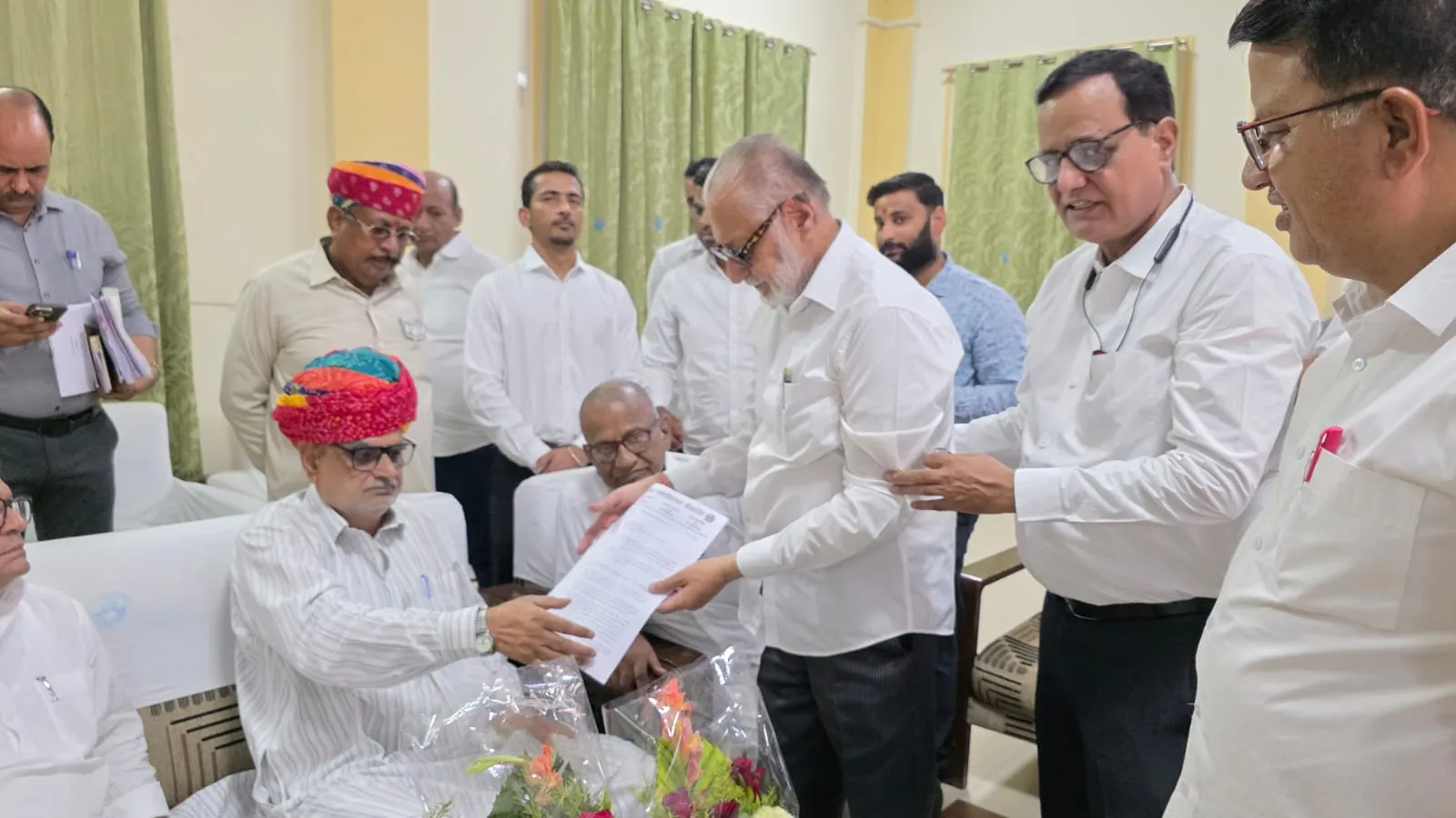 एडवोकेट कॉलोनी के लिए मंत्री झाबर सिंह खर्रा को ज्ञापन सौंपा