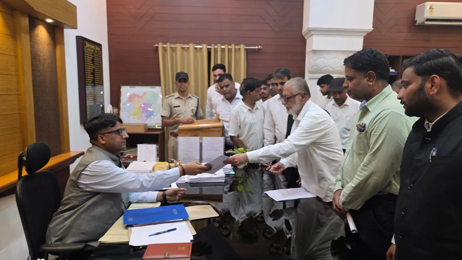 ’’बीकानेर में उच्च न्यायालय की स्थाई खंडपीठ की स्थापना हेतु बार एसोसिएशन ने सौंपा 198वां ज्ञापन’’