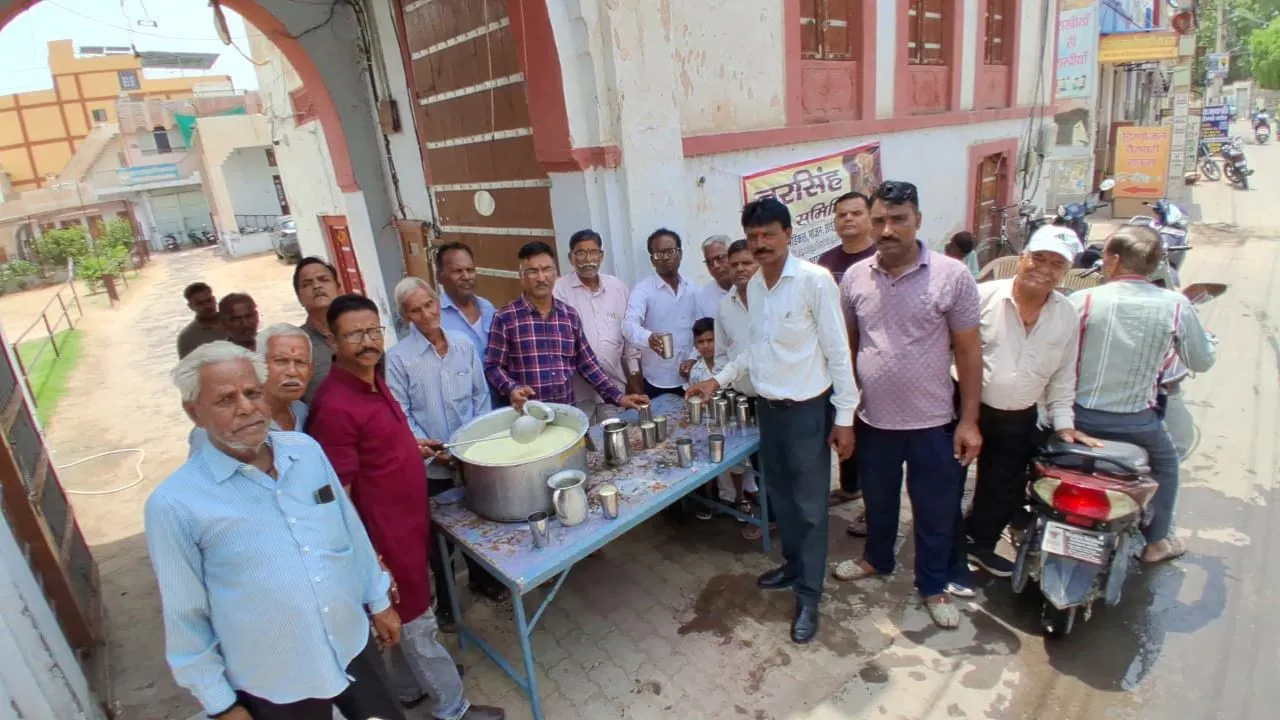 नरसिंह सेवा समिति ने निर्जला एकादशी पर राहगीराें काे पिलायी सवा क्विंटल केसरयुक्त लस्सी ठंडी सवा