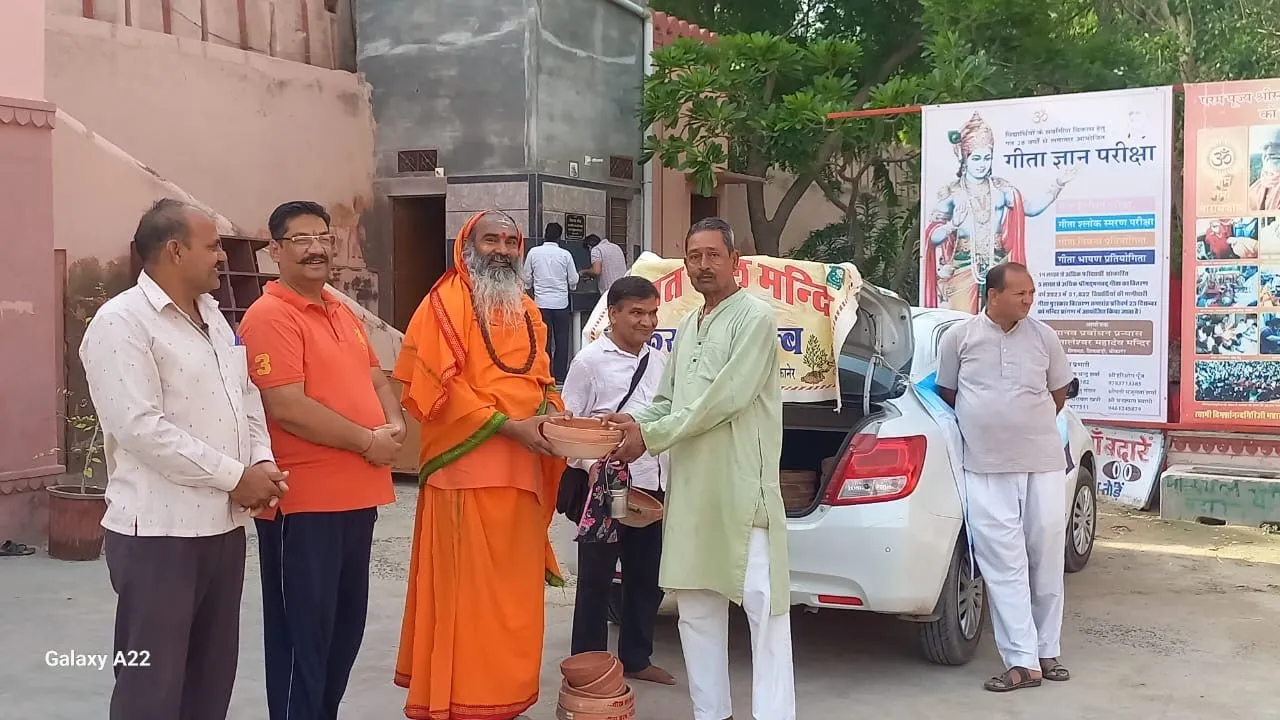 पक्षियों हेतु जल-पात्र (पालसियों) का वितरण, सेवा एवं करुणा का संदेश