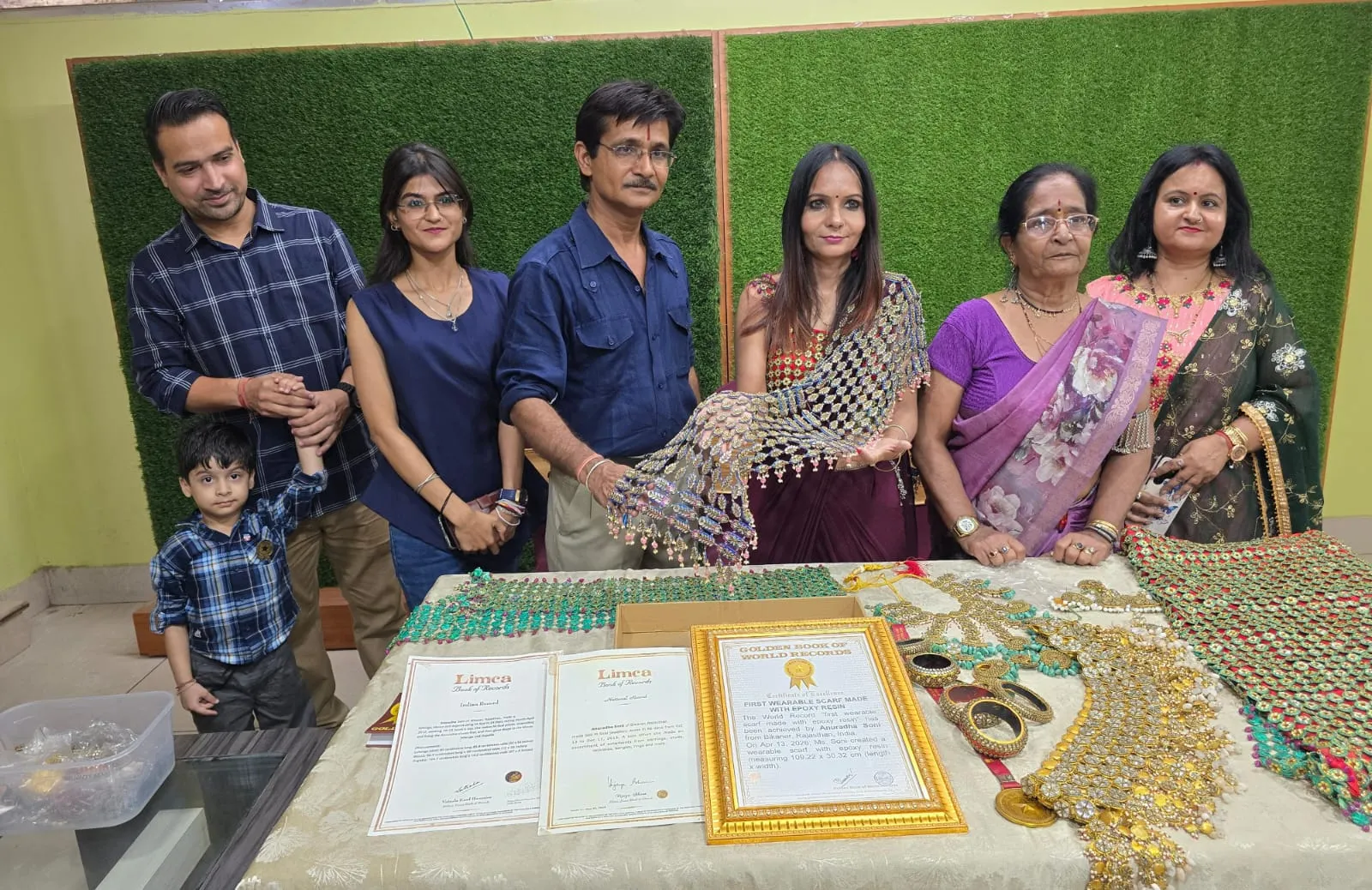 बीकानेर की अनुराधा सोनी ने बनाया एम-सील एपॉक्सी से अनूठा दुपट्टा, गोल्डन बुक ऑफ वर्ल्ड रिकॉर्ड्स में दर्ज हुआ नाम