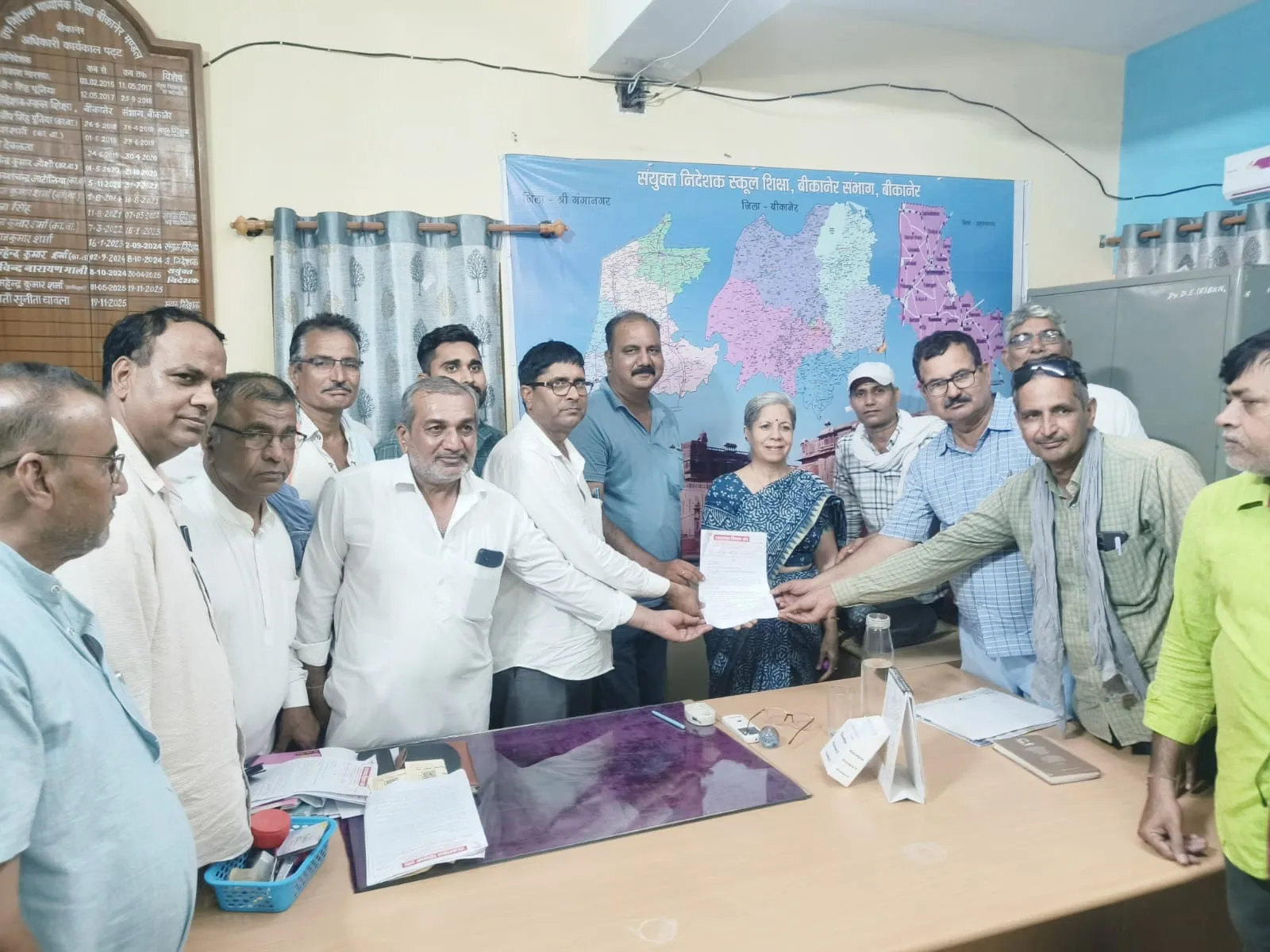 तृतीय श्रेणी शिक्षकों के स्थानांतरण सहित शिक्षकों की ज्वलंत मांगों को लेकर राजस्थान शिक्षक संघ (शे) एसटीएफआई ने संयुक्त निदेशक कार्यालय बीकानेर पर आक्रोश सभा आयोजित कर शिक्षा मंत्री का फूंका पुतला