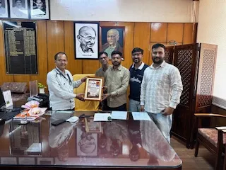 गुरु पूर्णिमा पर एस.पी. मेडिकल कॉलेज के प्राचार्य डॉ. सुरेन्द्र कुमार वर्मा का किया सम्मान