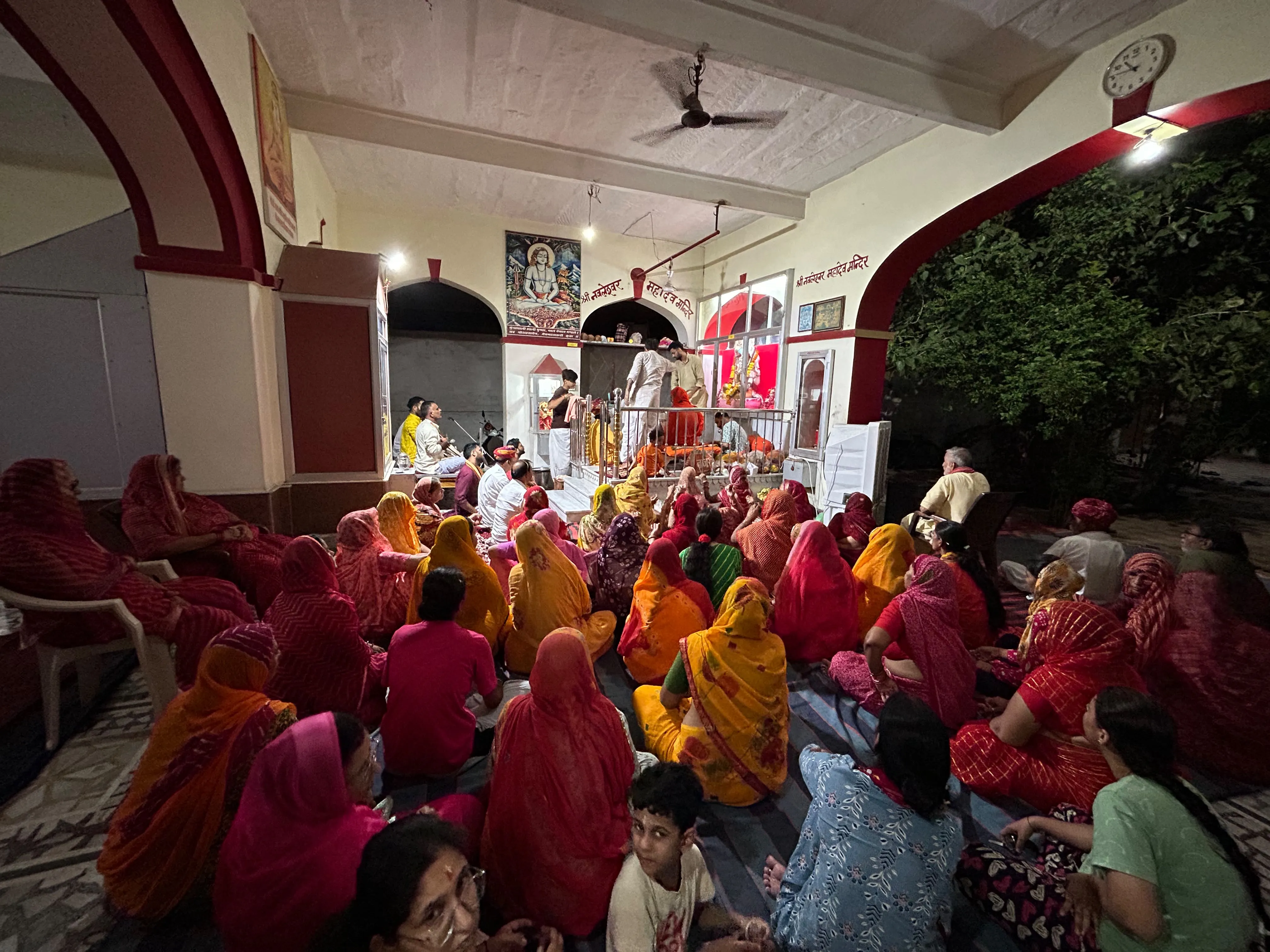 पवित्र श्रावण मास की मासिक शिवरात्रि पर श्री नवलेश्वर मठ में रात्रि चार पहर विशेष पूजा-अभिषेक संपन्न