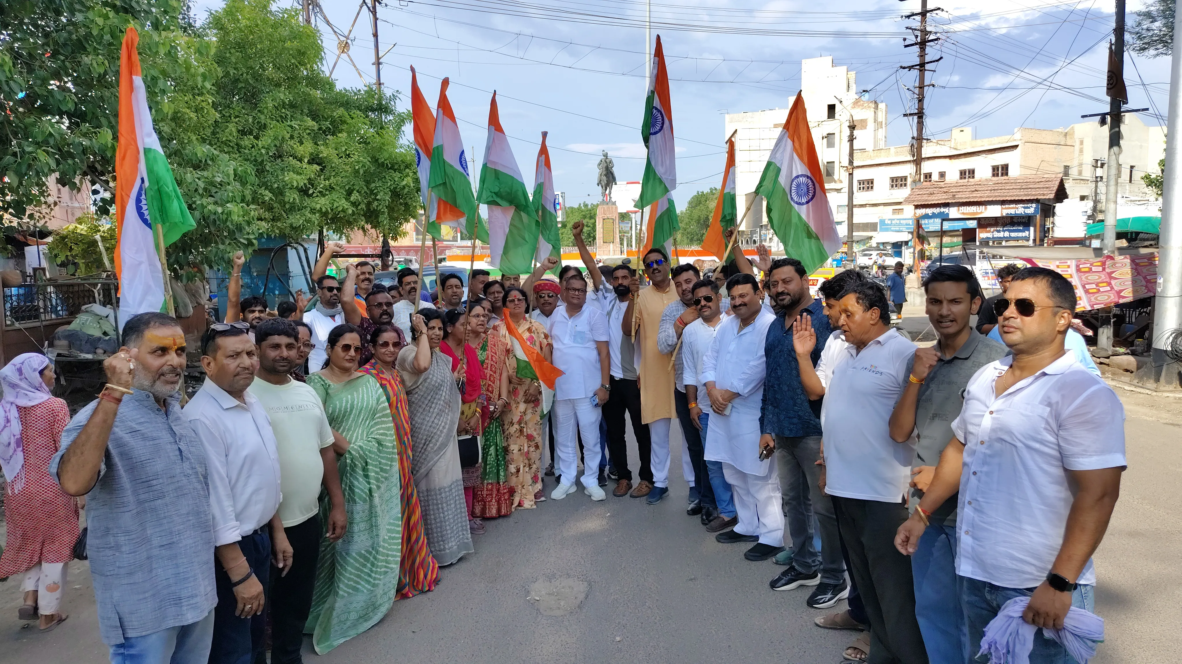 शार्दूल सिंह सर्किल पर गूंजे भारत माता की जय के नारे, भाजपा ने किया तिरंगा वितरण