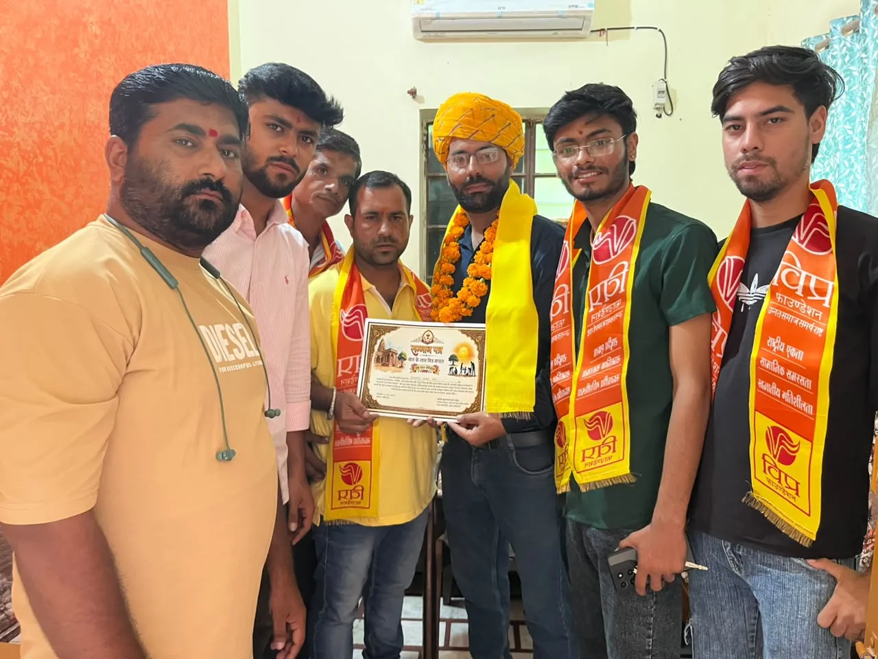 विप्र युवा प्रकोष्ठ अध्यक्ष दिनेश कुमार व्यास का किया सम्मान