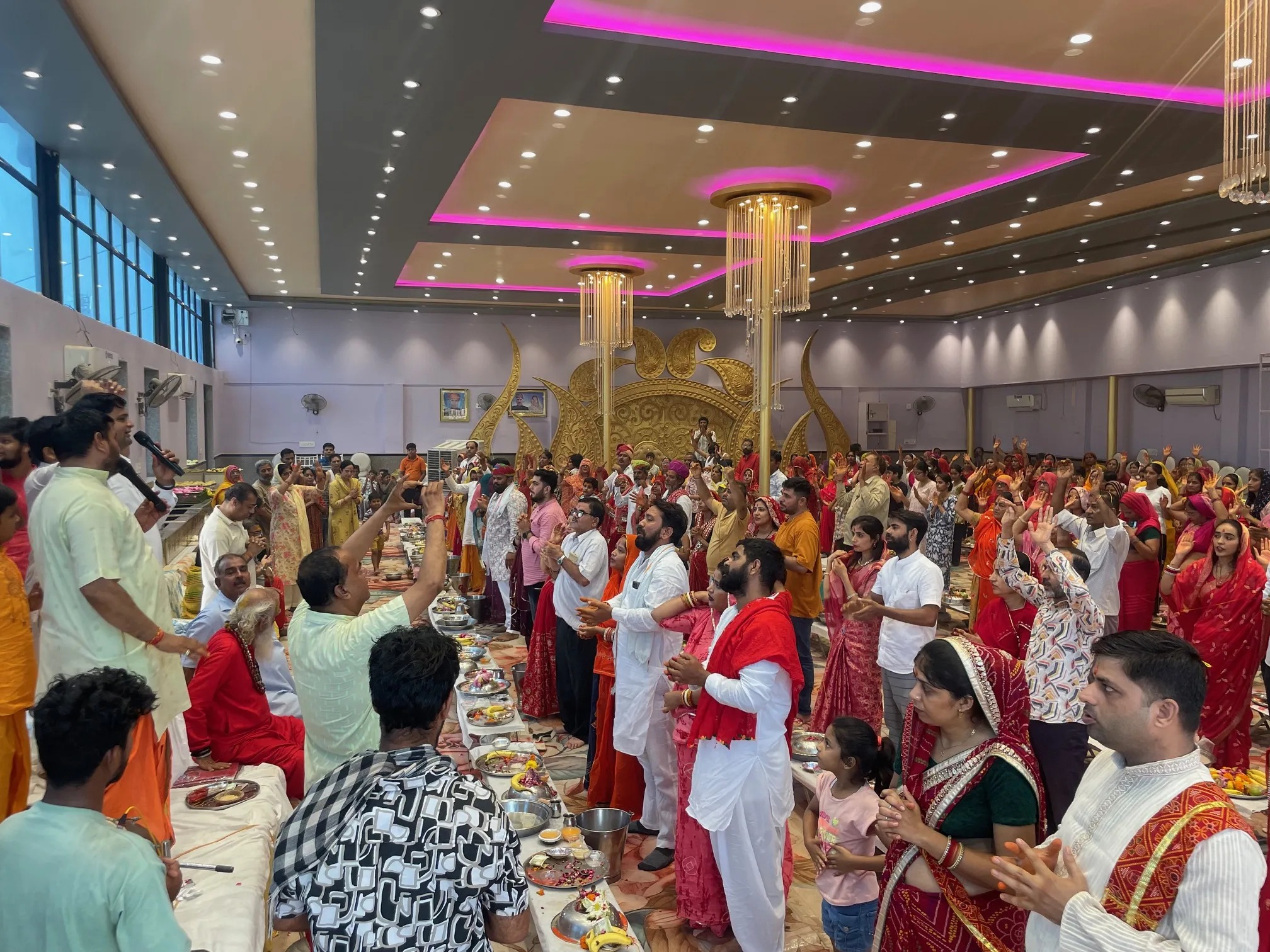 जंगलेश्वर महादेव मंदिर में 111जोड़ों ने किया पार्थिव शिवलिंग निर्माण, भव्य महाभिषेक सम्पन्न