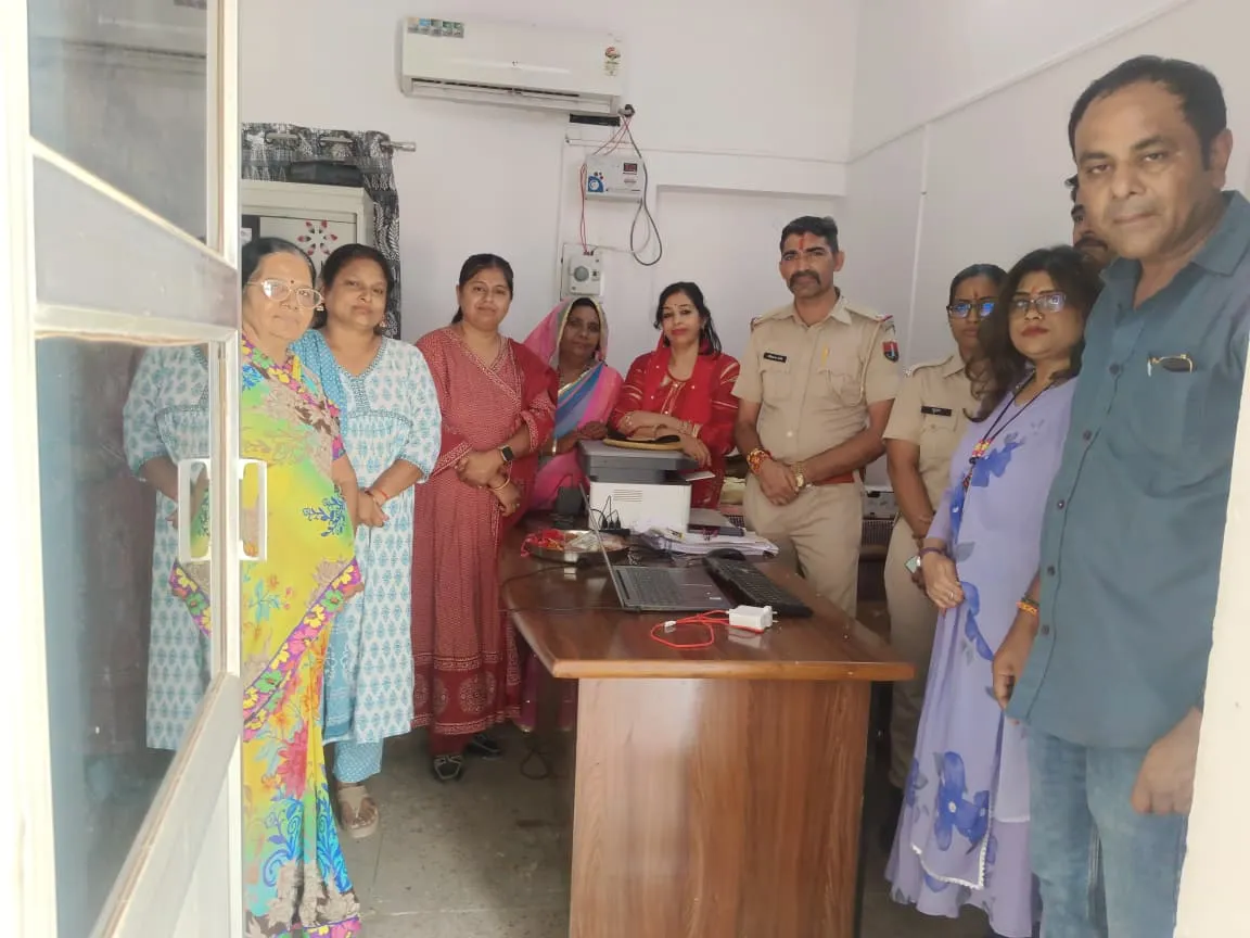 रक्षासूत्र से सजा भाई-बहन के स्नेह का पर्व, पुलिस कर्मियों को बांधी राखी