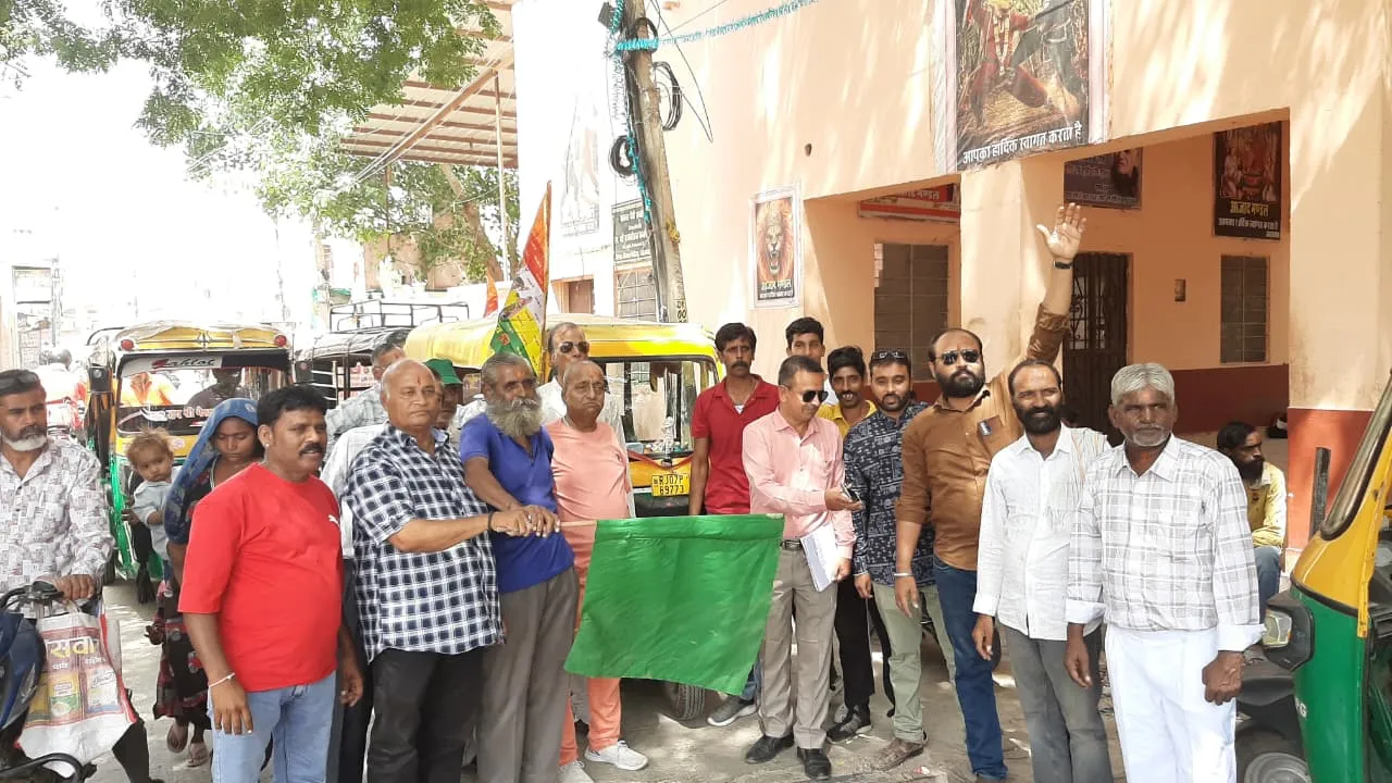 रक्षाबंधन पर बहनों के लिए निःशुल्क रिक्शा सेवा, पुनसा महाराज के नेतृत्व में 11 टैक्सी पूरे शहर में दाैड़ी
