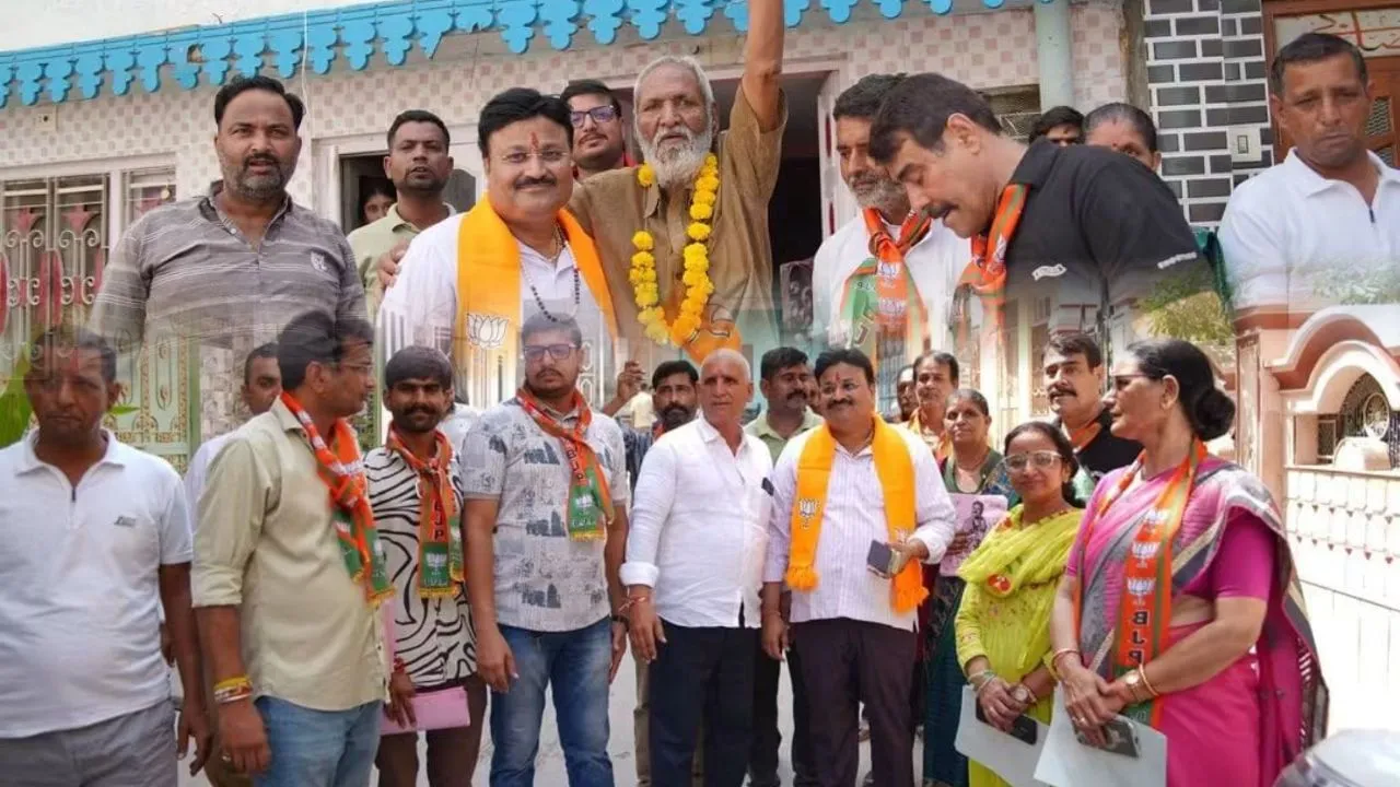 दीपक पारीक का तूफानी दौरा, जगह-जगह हुआ स्वागत, वार्ड 73 में विकास का संकल्प दोहराया
