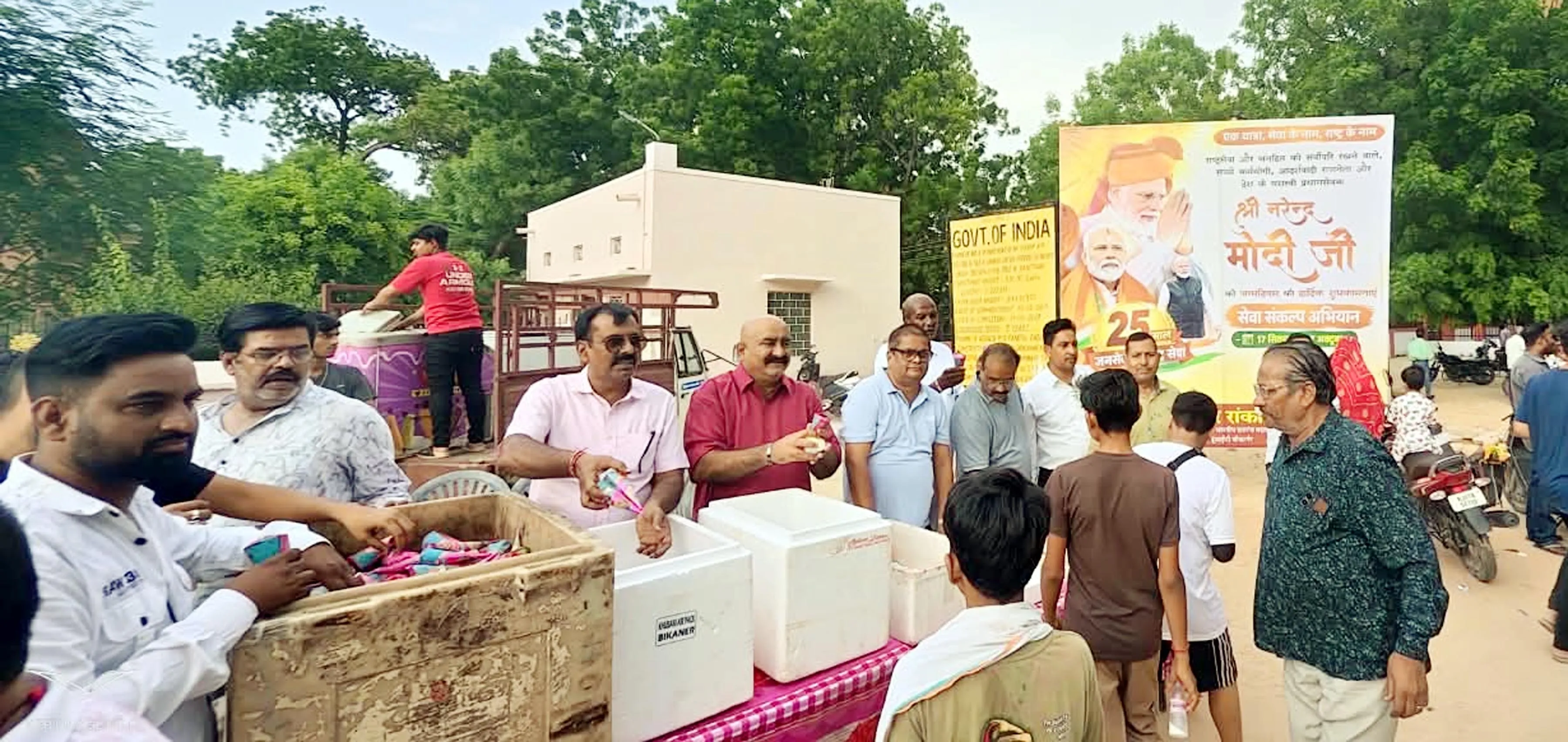 सेवा संकल्प अभियान के साथ मनाया पीएम मोदी का जन्मदिन, श्रद्धालुओं को वितरित की आइसक्रीम