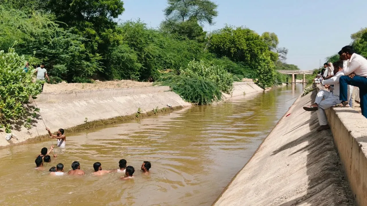 युवक के नहर में गिरने की आशंका, बाइक-मोबाइल मिलने के बाद सर्च अभियान जारी