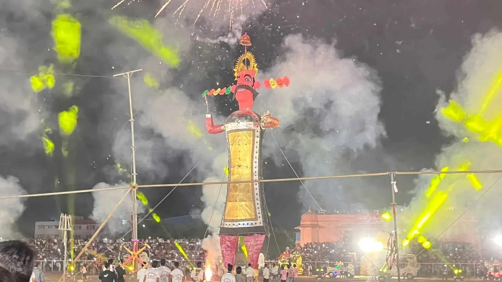 बीकानेर में जयश्रीराम के नारों से गूंजा करणी सिंह स्टेडियम, 85 फीट के रावण का हुआ दहन