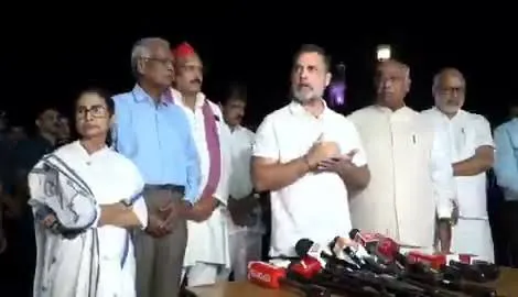 SIR के खिलाफ विपक्षी सांसदों का सुप्रीम कोर्ट तक मार्च, राहुल गांधी, प्रियंका और खड़गे भी रहे मौजूद