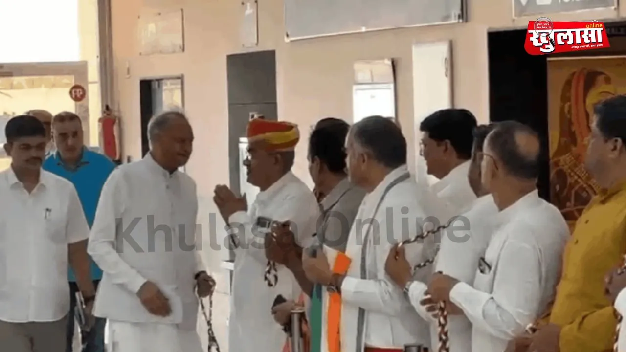 नाल एयरपोर्ट पहुंचे पूर्व मुख्यमंत्री अशोक गहलोत, कांग्रेस नेताओं ने किया गर्मजोशी से स्वागत