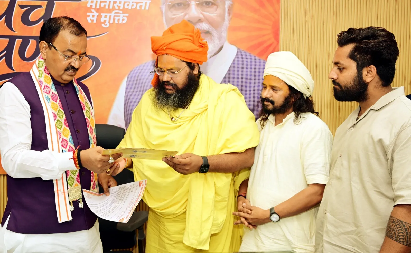 यूपी के उपमुख्यमंत्री केशवप्रसाद मौर्य व बृजेश पाठक को श्री सरजूदास जी महाराज ने दिया निमंत्रण, 23 अक्टूबर को मथुरा में होगा वृहद अध्यात्म आयोजन