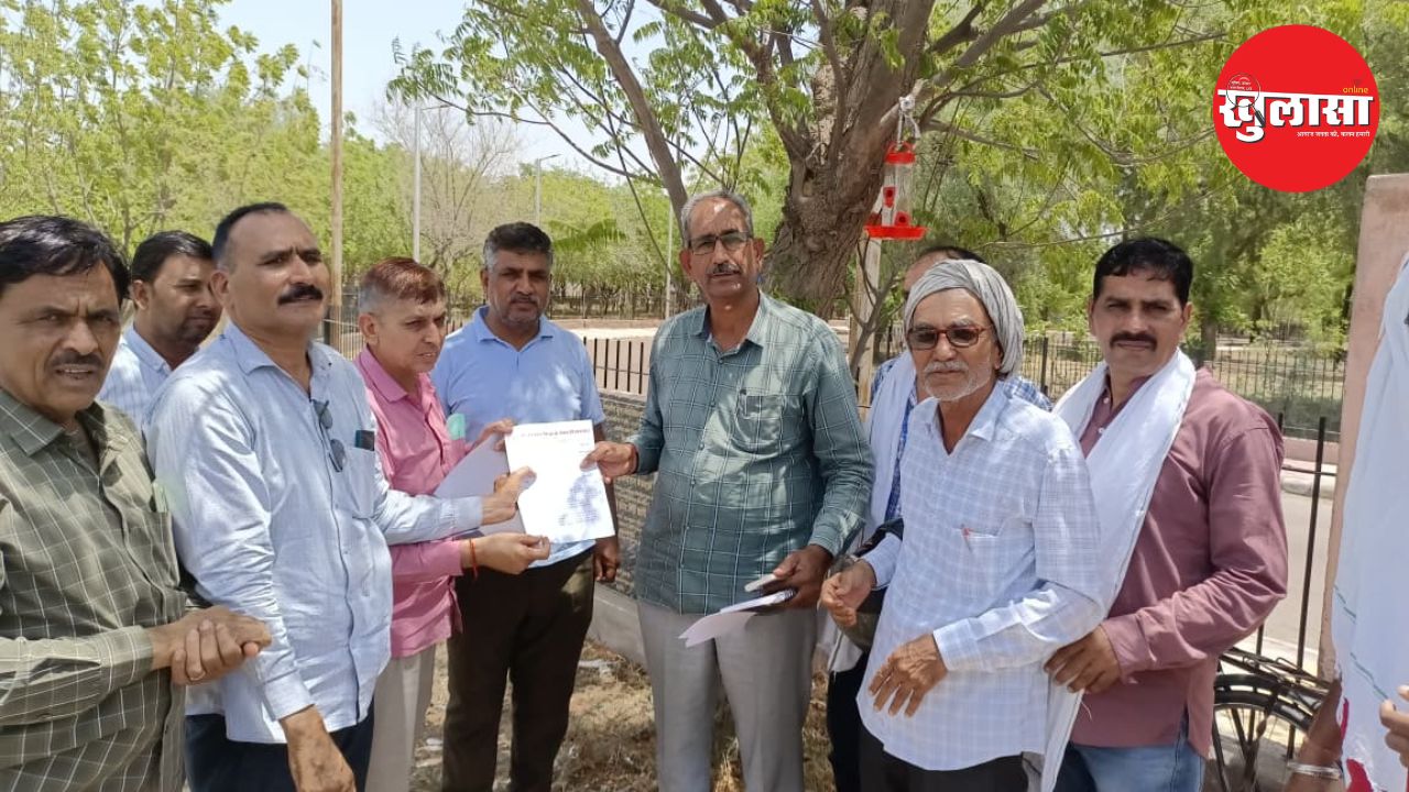 ग्रीष्मावकाश में शिक्षकों के मुख्यालय न छोड़ने के आदेश को प्रत्याहारित के सम्बन्ध में राजस्थान शिक्षक संघ (शे) ने जिला शिक्षा अधिकारी को सौंपा ज्ञापन