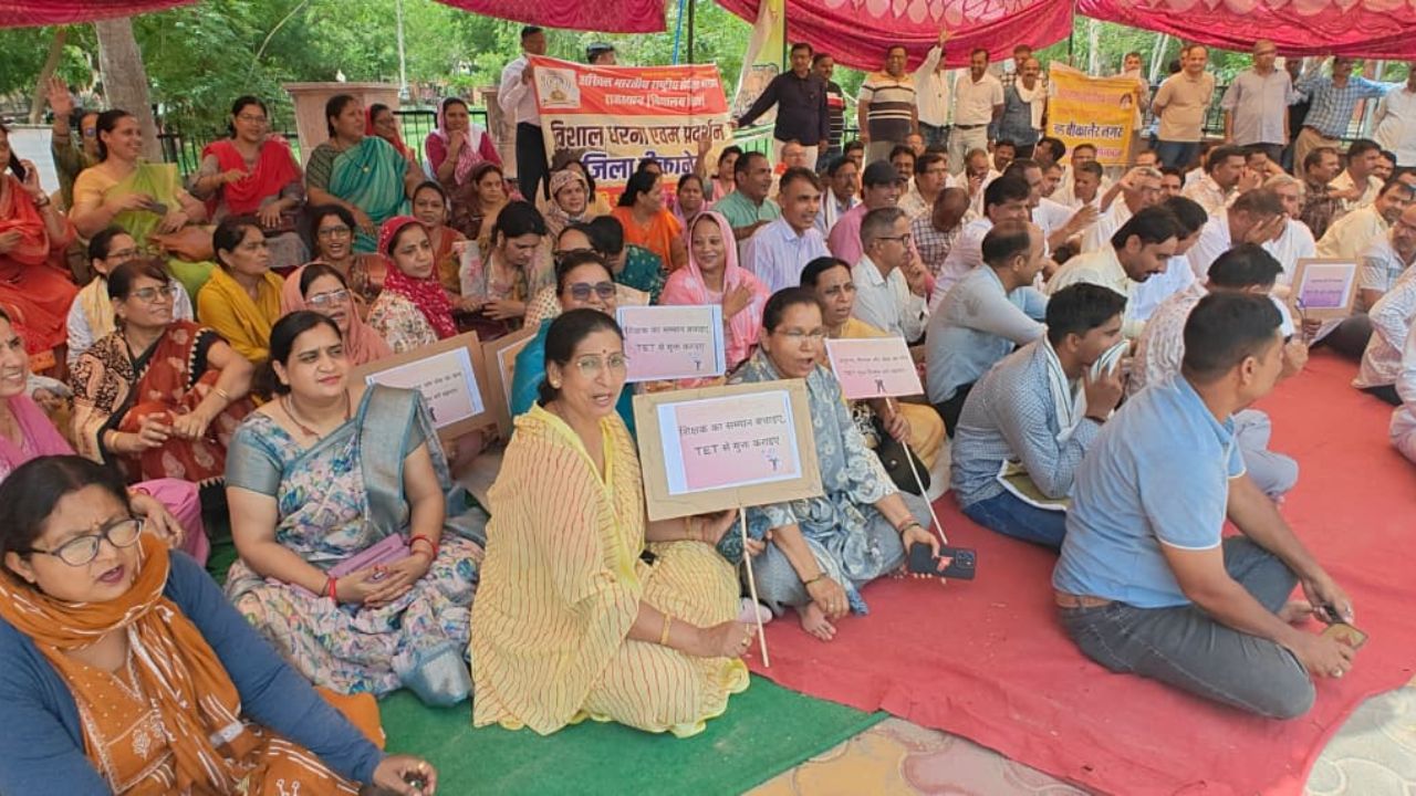 टीईटी विवाद पर ABRSM का राष्ट्रव्यापी हल्ला बोल 2010 से पूर्व नियुक्त शिक्षकों के सेवा अधिकारों की रक्षा हेतु केंद्र सरकार से तत्काल विधायी हस्तक्षेप की मांग